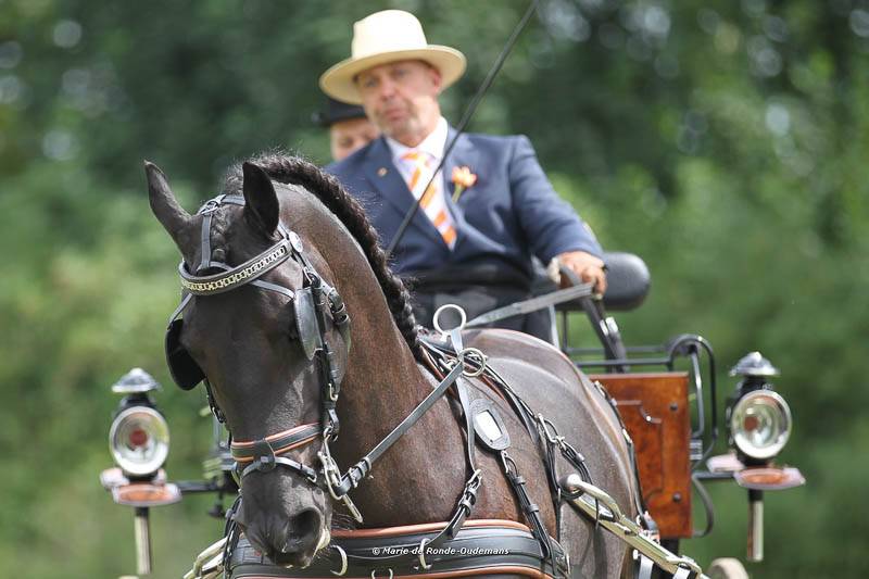 Beesd: Jacques Poppen en het Nederlandse team aan de leiding